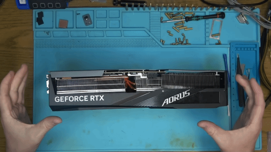 从未见过RTX4090如此惨烈的状况！显卡严重扭曲变形，GPU、显存与电感全部烧毁殆尽