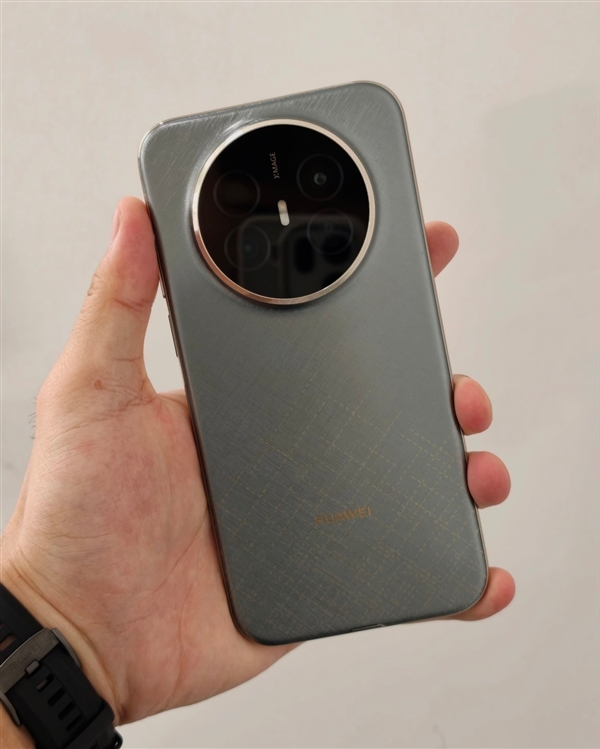 史上最轻薄Mate机型！华为Mate70Air真机曝光：iPhoneAir迎来强劲对手