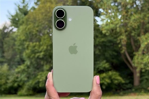 高刷新率屏幕体验绝佳，iPhone17的销量数据远超iPhone16，安卓阵营的旗舰机型因此面临巨大竞争压力