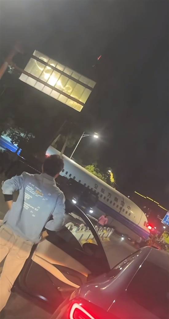 男子拍摄到武汉街头有飞机现身官方回应称是旧飞机拆解后转运