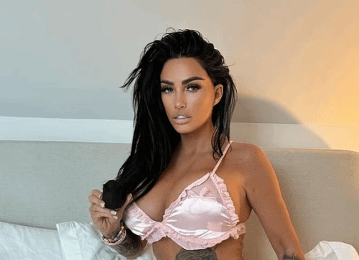外国姑娘经历破产危机，借OnlyFans平台逆袭达成财富自由