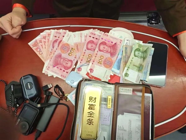 女子遗落1000克金条于高铁，价值百万，仅1小时便完璧归赵