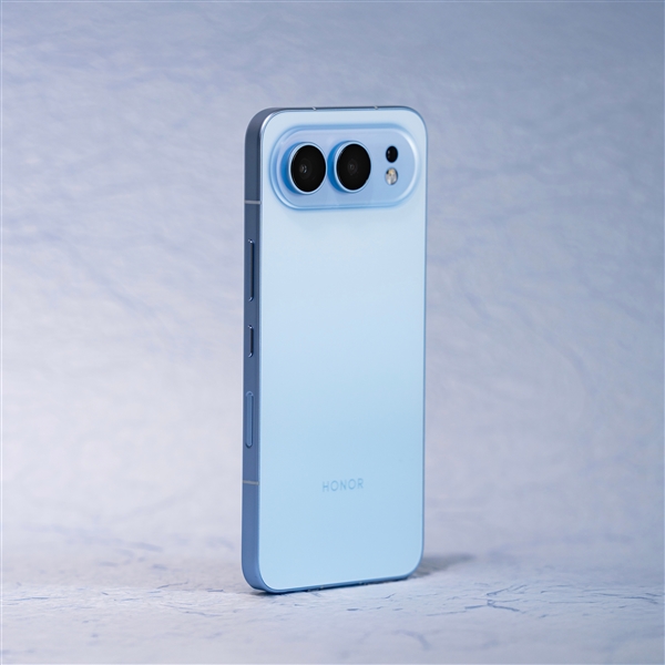 荣耀500真机实拍图曝光：配色与外观设计均与iPhoneAir高度相似