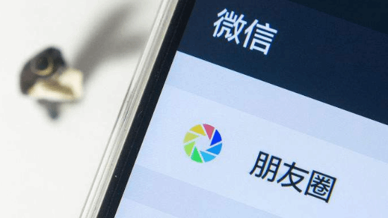 男子因朋友圈长期无人点赞而患上抑郁症，对他人的回复表现出过度敏感的状态