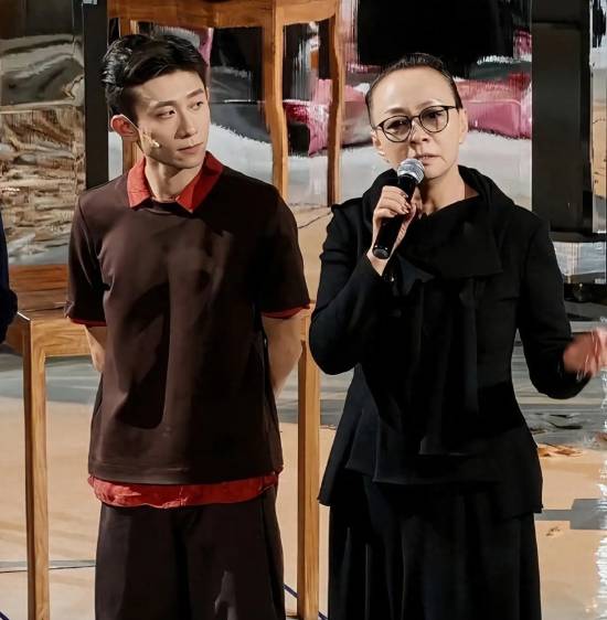 宋丹丹观看张一山主演的话剧时感动落泪，她感慨道：“很庆幸曾饰演过他的母亲，他是我的骄傲。”