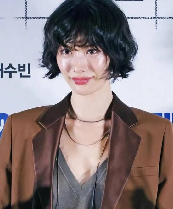 韩国著名女演员家中遇入室抢劫，与母亲联手将劫匪制服后报警
