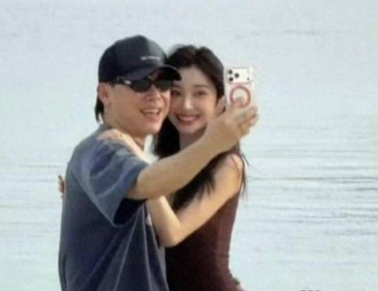 胡彦斌与易梦玲机场同框，本人就接吻视频作出回应称并非AI合成