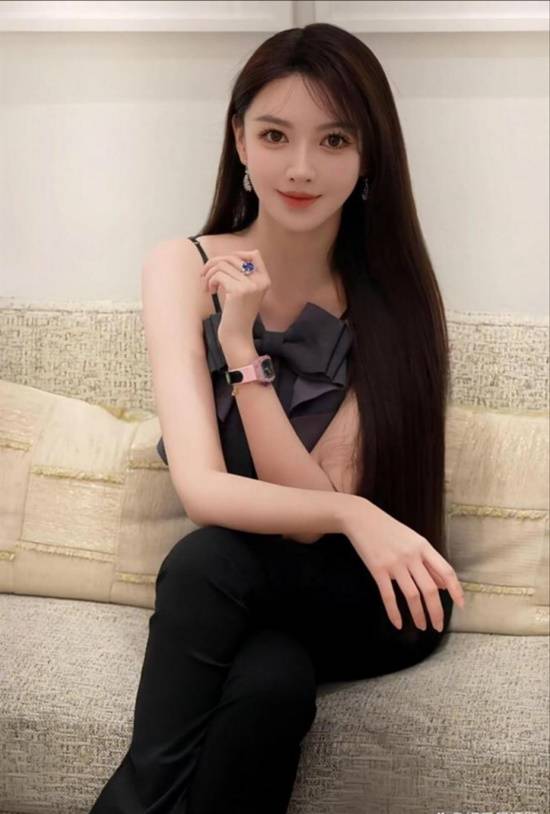 叶珂直播过程中孩子突然哭闹，她此前曾透露自己是单亲妈妈，还需要偿还贷款