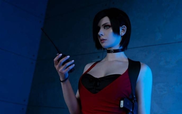 俄罗斯美女Cosplay《生化危机》里的艾达王，颜值与身材都十分出众