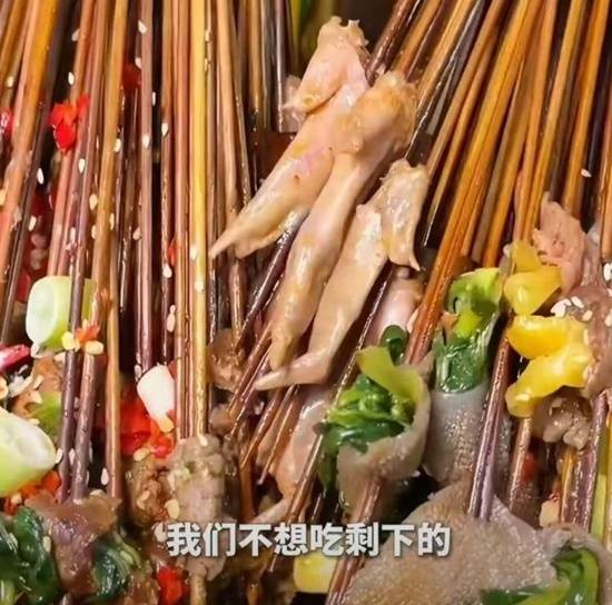 女子察觉火锅汤底重复使用后遭店家威胁，涉事老板已被通报处理