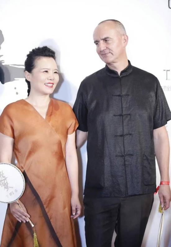 龚琳娜为了挽回前夫，坚持每天赠送一件礼物，而她的前夫曾在婚姻存续期间有过出轨行为