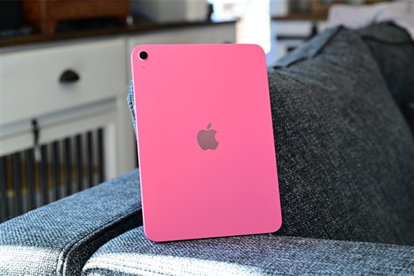 苹果iPad12系列首次配备A19芯片，该芯片与iPhone17所搭载的芯片相同。