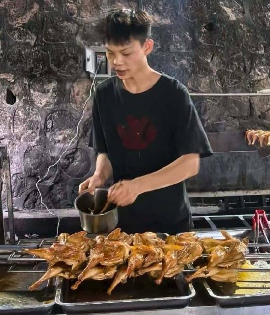 烤鸡少年在近一个月内粉丝增长超50万，60秒广告的报价为5000元