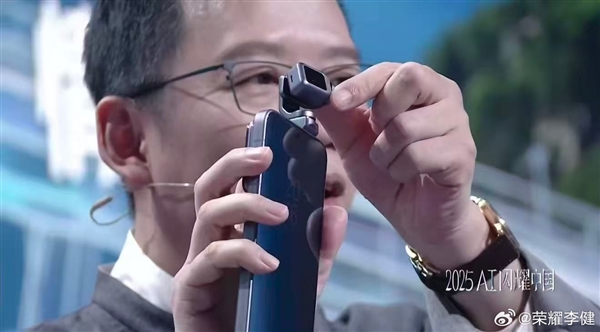 吴晓波上手荣耀ROBOTPHONE真机：全球首款手机机器人亮相！