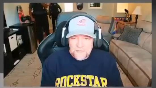 《GTA》迈克配音演员遭恶意报假警，警察突袭直播间画面曝光！