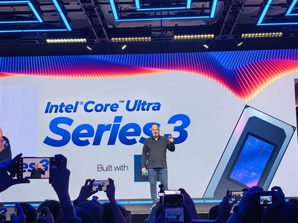 27小时x86续航王者！Intel酷睿Ultra300系列CPU正式亮相：游戏性能飙升77%