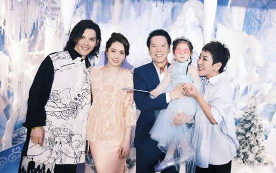 向华强表示向佐与郭碧婷未涉及彩礼事宜，坦言旧风俗已不合时宜