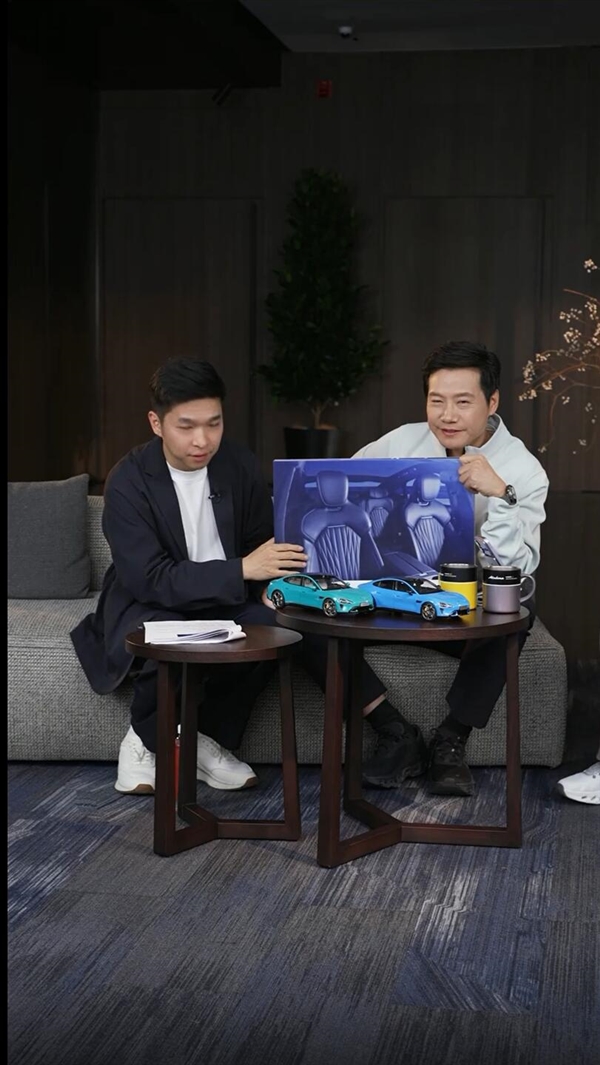 有网友吐槽小米SU7的座椅设计透着一股老派感，雷军回应称实际体验下来是很有时尚气息的