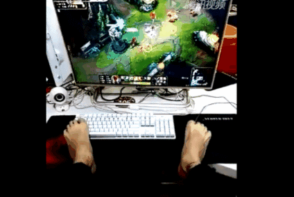太牛了我的哥！这位男子竟能用双脚操作LOL里的盲僧[图]