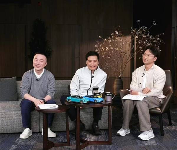 雷军针对“为一个杯子开15次会”的说法作出回应：并非专门围绕杯子召开会议，只是在会议过程中曾讨论过相关内容