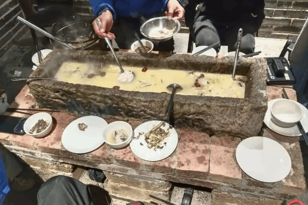 餐馆推出的石槽火锅被指形似猪食槽店家回应：已做抛光打磨处理卫生安全有保障