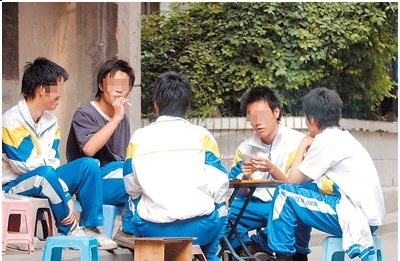 家长反对学生玩游戏的原因：学生为省钱购买游戏装备而不吃早餐