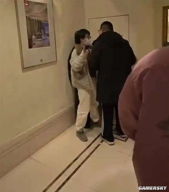 骚扰文淇的男子已致歉，网友却扒出他是惯犯，其行为目的实为蹭热度[图]