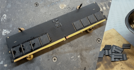 俄罗斯技术达人的省钱妙招：利用笔记本拆机芯片DIY32GBDDR5台式机内存成本仅为原价的三分之一