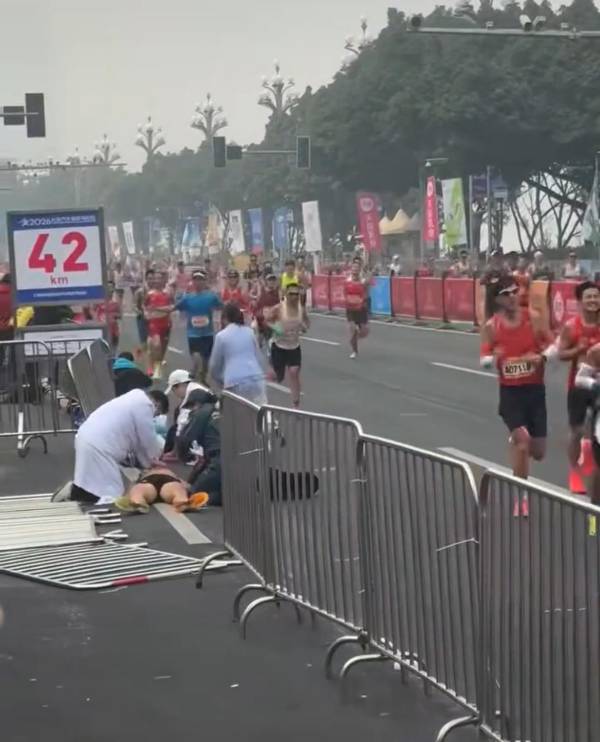 重庆马拉松选手距终点两百米倒地身亡主办方作出回应