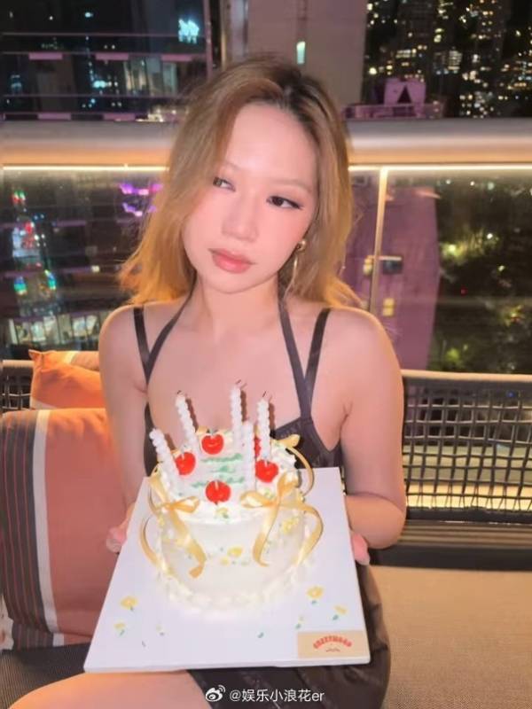 甄子丹22岁女儿的颜值：吊带短裙配长靴尽显酷辣熟女范儿