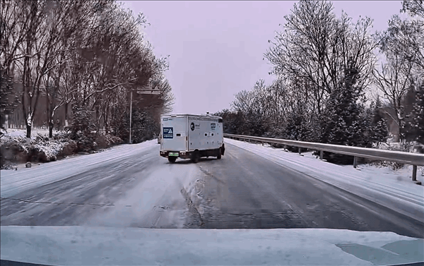 大雪纷飞时无人驾驶快递车投入配送：行驶技术亮眼全程横向移动