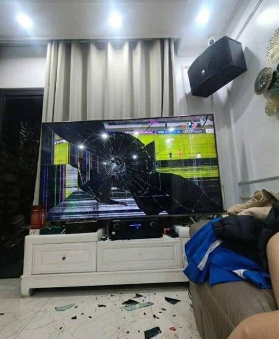 中国队竟以3-0的比分完胜对手！越南球迷因输球怒砸电视机，场面令人唏嘘不已