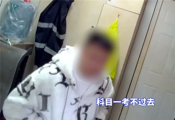 无证驾驶被查处男子面露尴尬：科目一确实考不过去