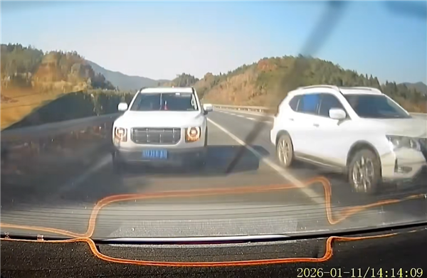 前车突然变道减速，导致后车紧急变线撞车，这种情况前车需要承担责任吗？交警给出了判决结果