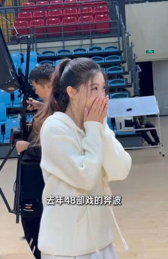 短剧女主角全年无休，一年拍摄了48部作品，每天工作时长16小时，已经有5年没有回过家了