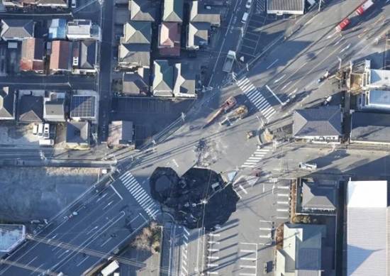 日本道路塌陷形成的天坑已一年仍未修复周边居民被恶臭困扰得苦不堪言