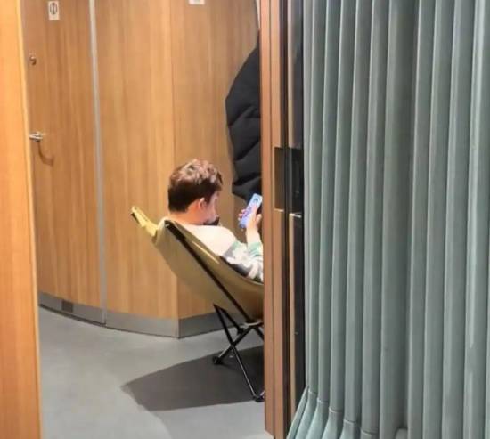 男子携带折叠椅乘坐高铁引发广泛讨论12306回应：只要尺寸符合规定就能携带和使用