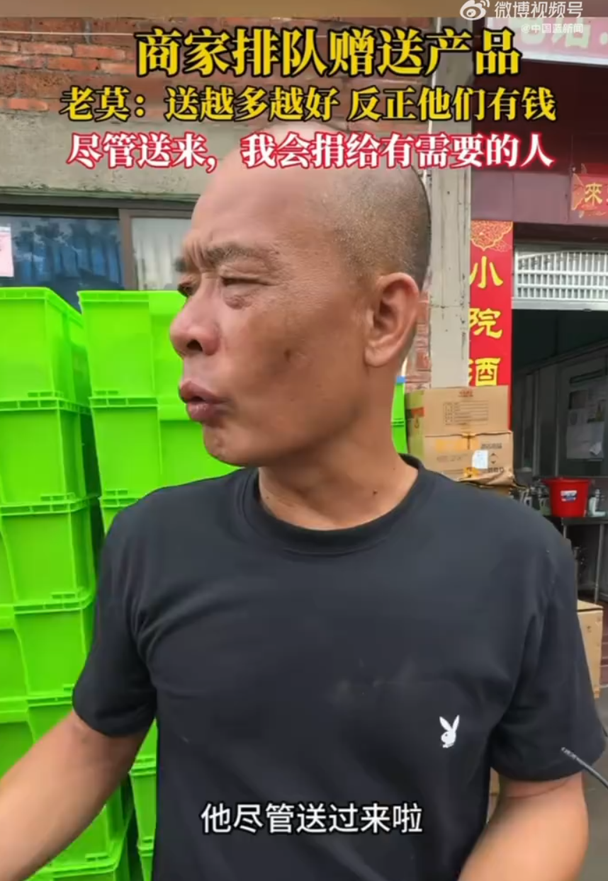全网最抗拒走红的鸡煲店老板，终究还是“真香”了